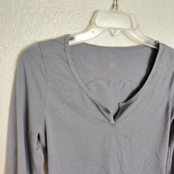 Lululemon Cropped Henley Long Sleeve Heathered Asphalt Grey Crop Top sz 10 - Picture 3 of 6